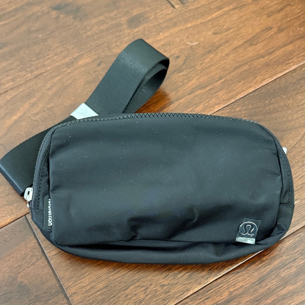 BRAND NEW lululemon everywhere belt bag, black